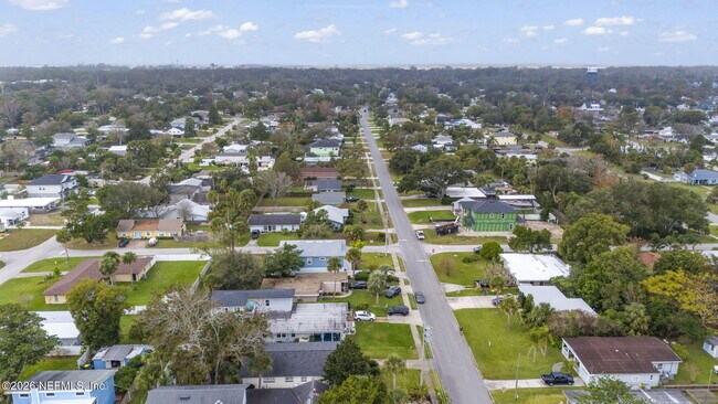 Building Photo - 618 8th Ave N