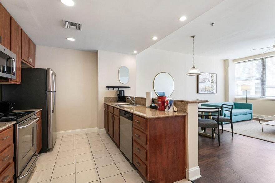 Building Photo - 925 Common St