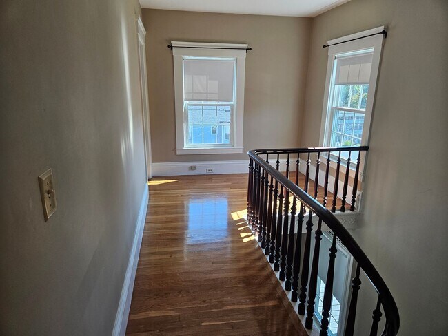 Building Photo - 2 Bedroom townhouse style apartment
