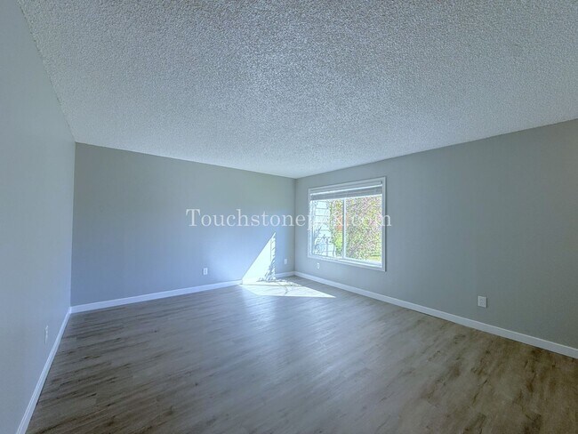 Building Photo - Updated 3 BR Apartment with Patio in Portland