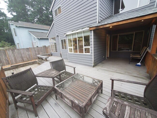 Building Photo - 4 bed, 2.5 bath, 2 car garage on spacious ...