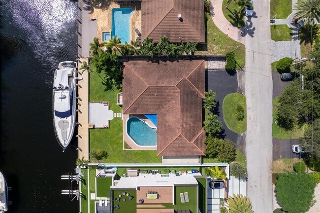 Building Photo - 3080 NE 43rd St