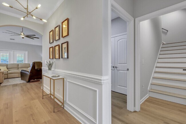 Building Photo - Executive Home in Convenient Location