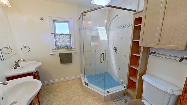 Building Photo - Amazing and Spacious 3 bed / 2 bath home! ...