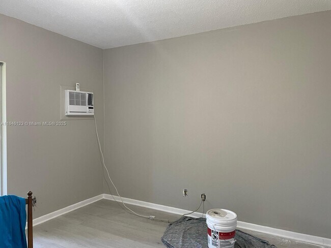 Building Photo - 94 Waltham D