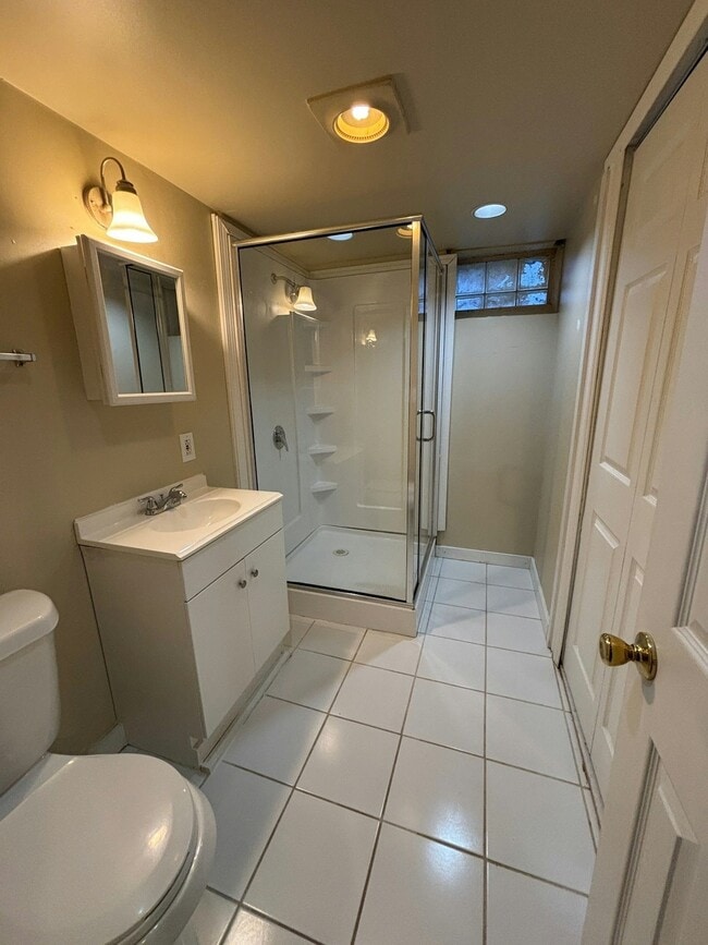 Building Photo - 920 E Mapledale Ave