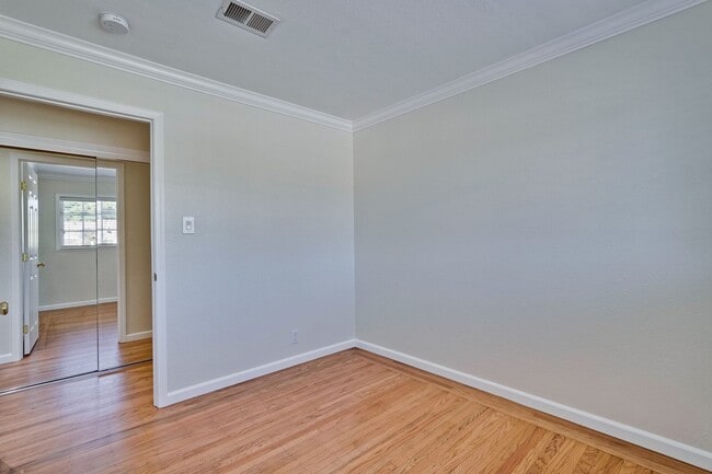 Building Photo - Charming & Refreshed Well-Maintained 4 Bed...
