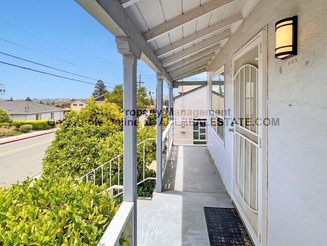 Building Photo - Charming 3-Bedroom Home with Lush Backyard...