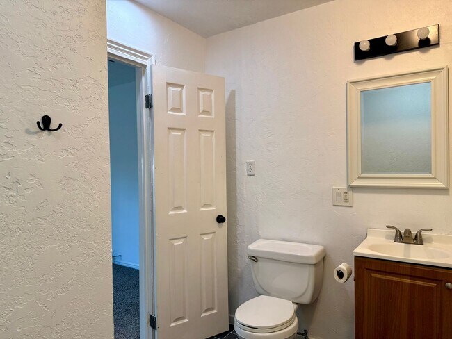 Building Photo - Updated Bountiful Home | 3 Beds, Finished ...