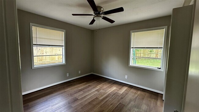 Building Photo - 402 Bacon St