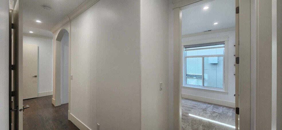 Building Photo - 1133 N 33rd Pl