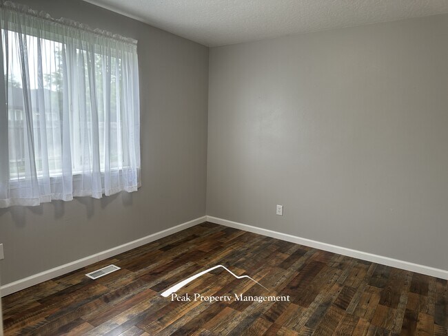 Building Photo - 614 Alturas St