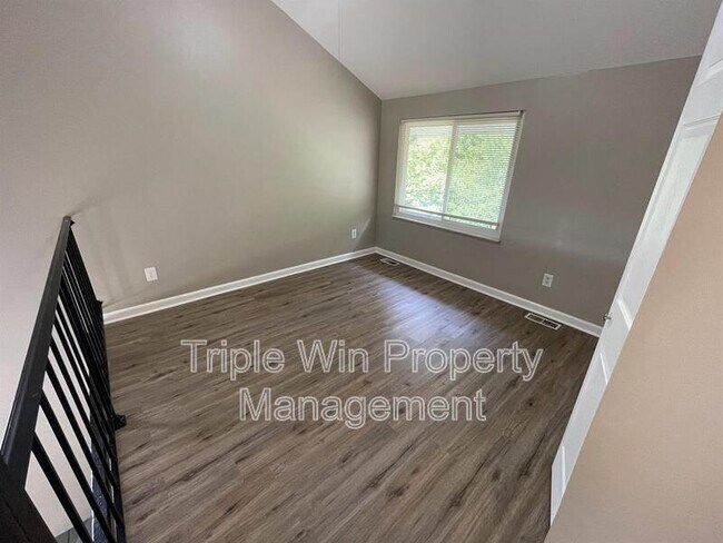 Building Photo - 411 Far Hill Dr