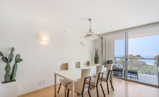 Building Photo - "Chic Santa Monica Oasis: 1-Bedroom Furnis...