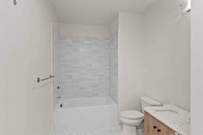 Building Photo - North Portland Recently Renovated Condo