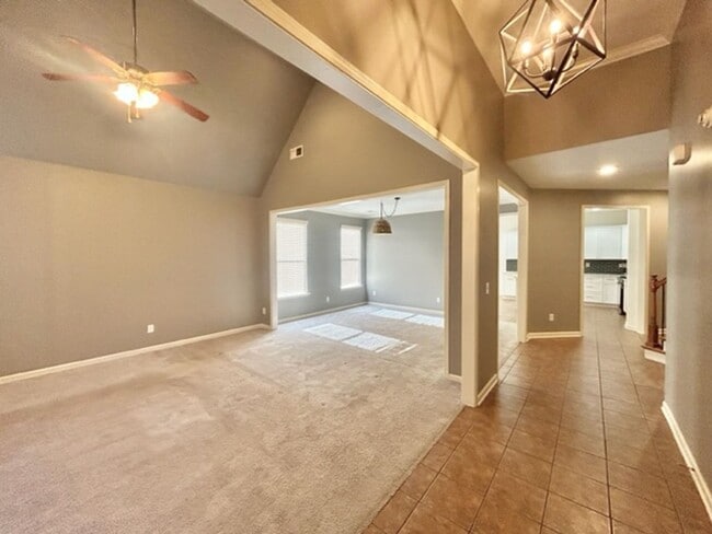 Building Photo - Beautiful 4 Bedroom 3 Bath Home in Lake Forest!