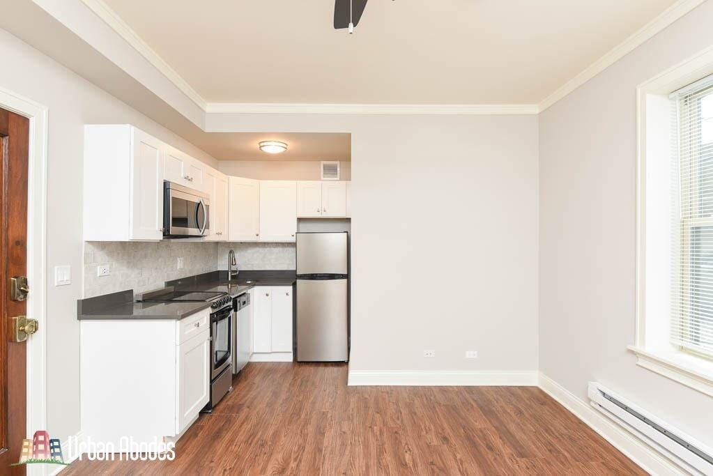 Building Photo - 645 W Wrightwood Ave