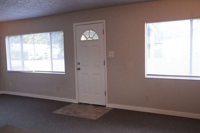 Building Photo - Cozy Single-Family Home for Lease in Brush...