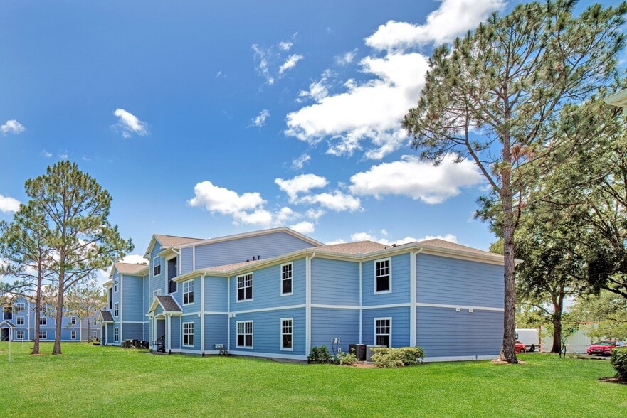 Building Photo - Oaks at St. John