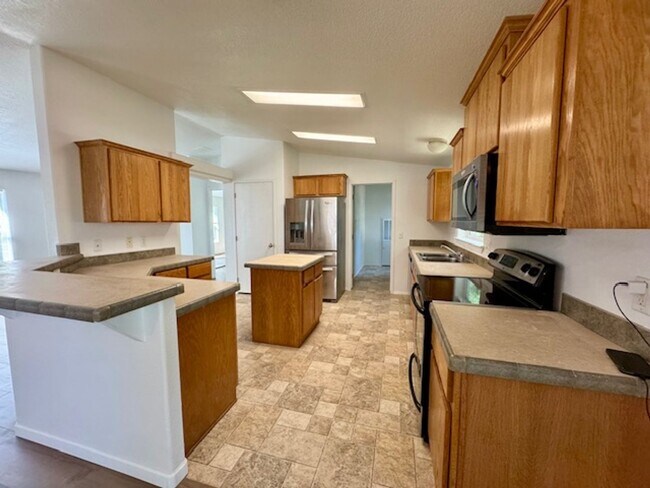Building Photo - Remodeled Home on 1/2 Acre