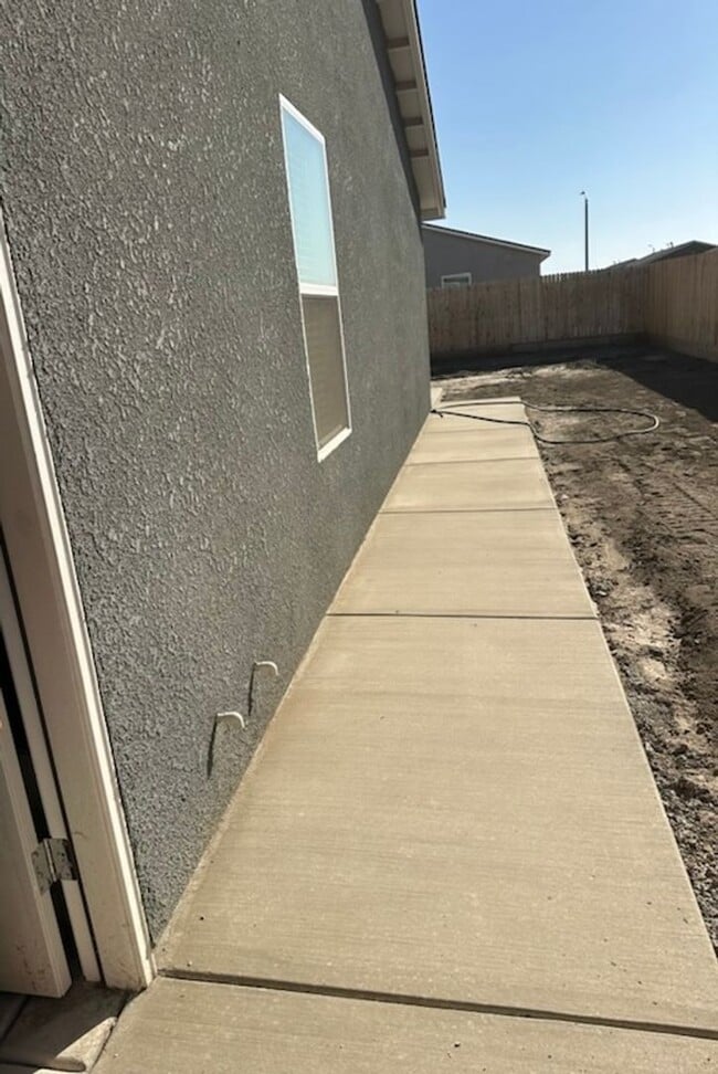 Building Photo - Tulare smart home, DR HORTON built home coming soon! Energy efficient