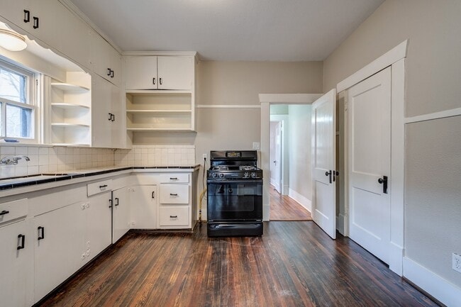 Building Photo - 115 Goldenrod St