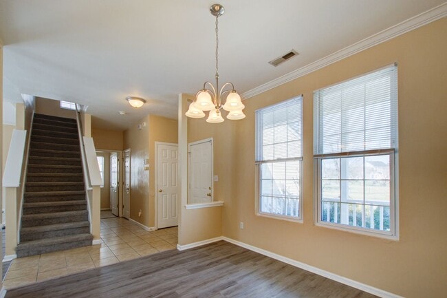 Building Photo - 3 Bed, 2.5 Bath Home Conveniently Located ...
