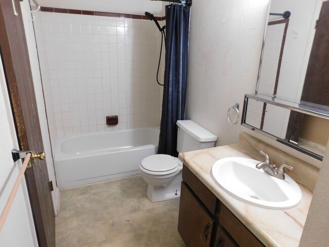 Building Photo - 805 E Cedar Ct