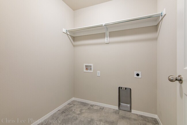 Building Photo - 4BR Home w/Fenced Yard