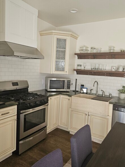 Building Photo - 561 S O St