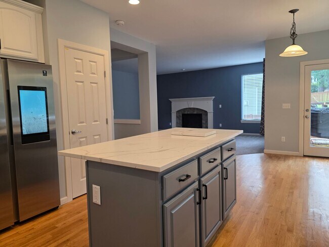 Building Photo - 4 Bedroom Home in Parkland Green!