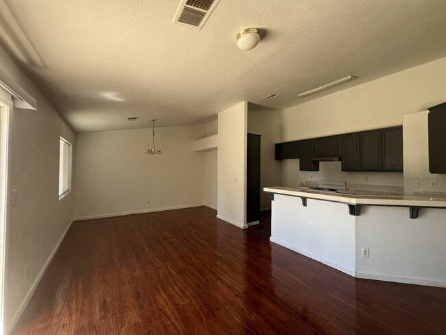 Building Photo - MOVE IN READY!!