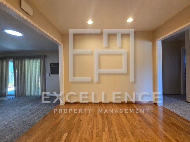 Building Photo - 3/2 House with New Carpet, Real Hardwood F...