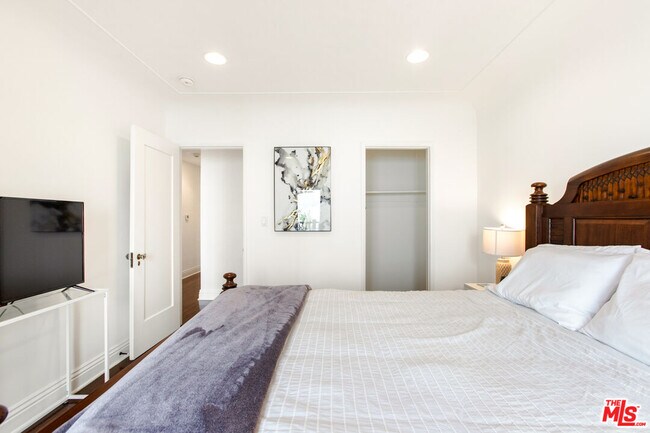 Building Photo - 458 N Alfred St