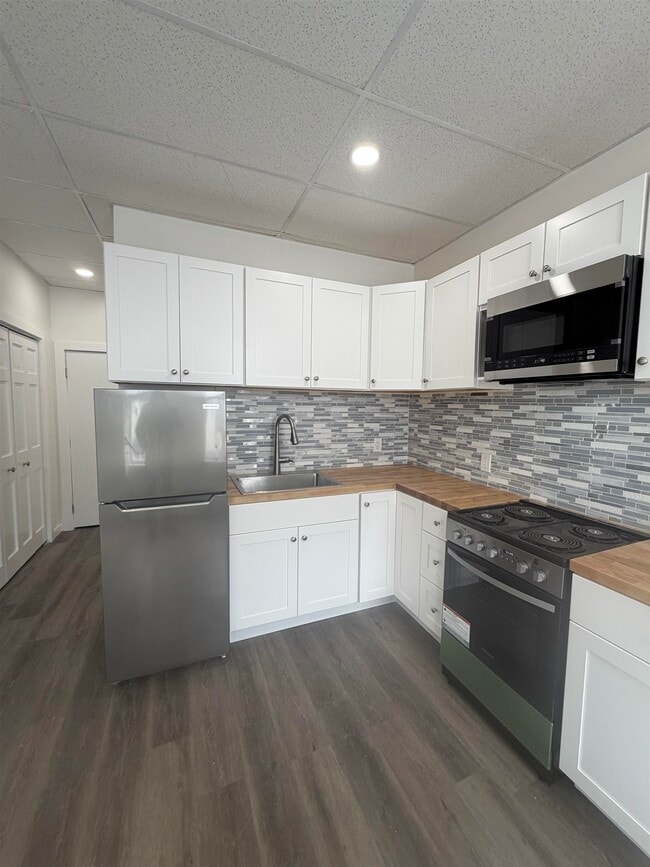 Building Photo - 158 Main St