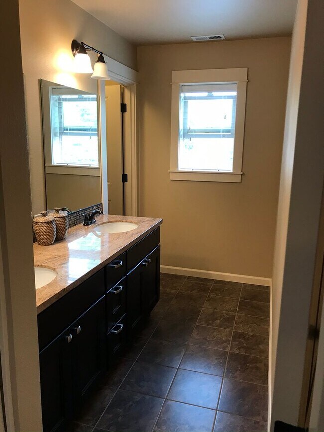 Building Photo - 4bed/3ba Old Portland style Home Nestled i...