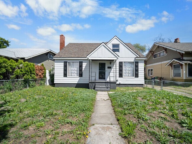 Building Photo - Near Campus! Cozy & Convenient Living