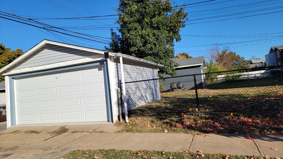 Building Photo - 5539 Holly Hills Ave