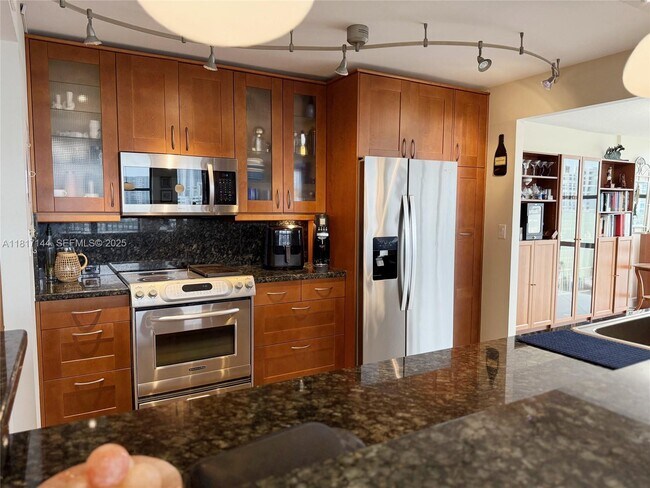 Building Photo - 800 Parkview Dr