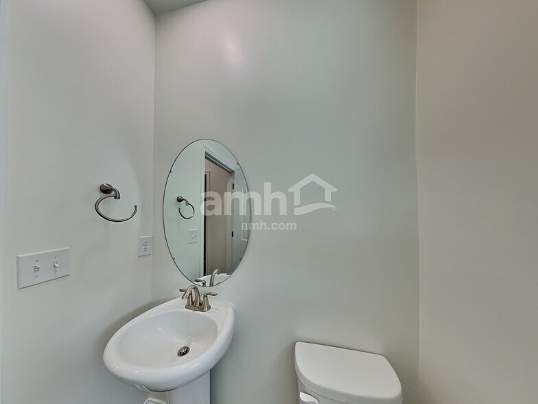 Building Photo - 13009 Redwind Dr