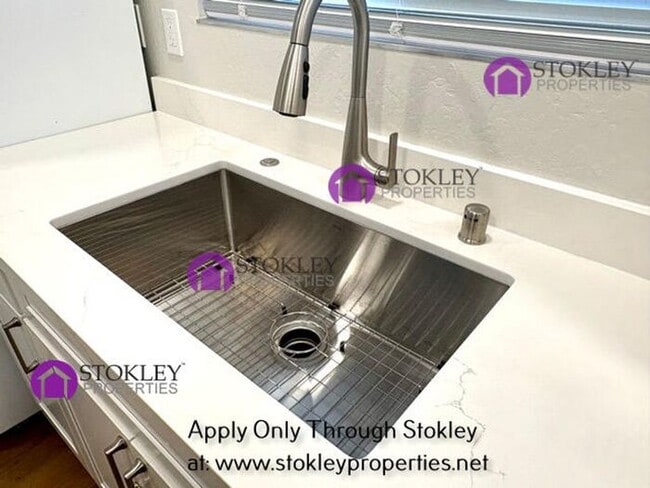 Building Photo - 1875 Queens Rd