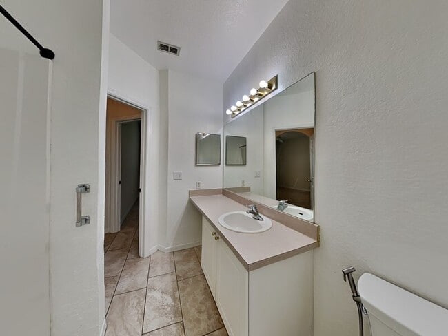 Building Photo - 832 Grand Regency Pointe