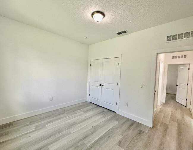 Building Photo - SHARING A BEAUTIFUL LARGE HOME