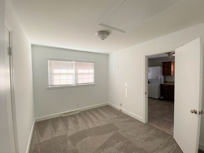 Building Photo - ~~ Cute 3-bedroom Brick Ranch located in Burlington ~~