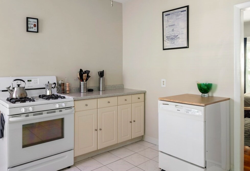 Building Photo - 44 Greenleaf Ave