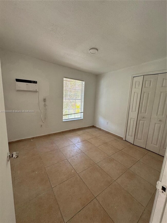 Building Photo - 1462 SW 19th Ave