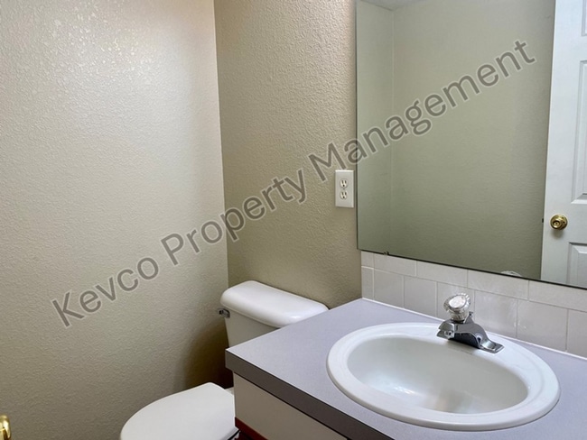 Building Photo - 1637 Westbridge Dr