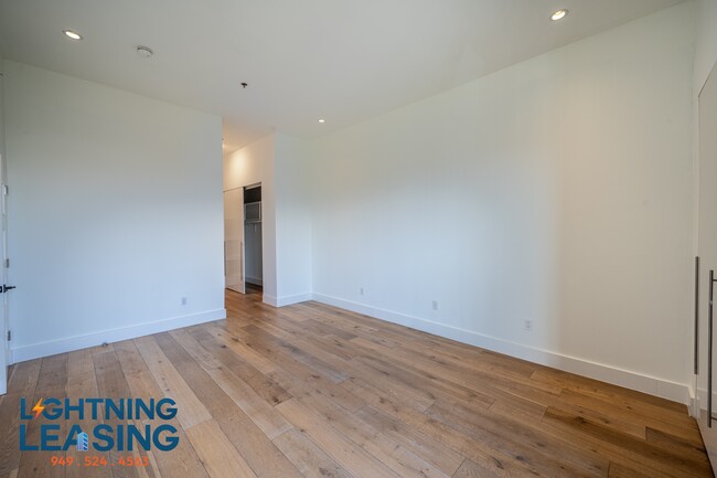 Building Photo - 8811 Burton Way