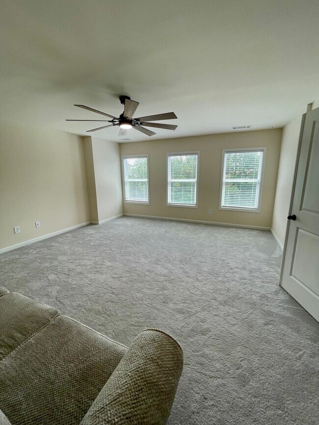 Building Photo - Gorgeous 5 bedroom 3.5 bath home in desira...