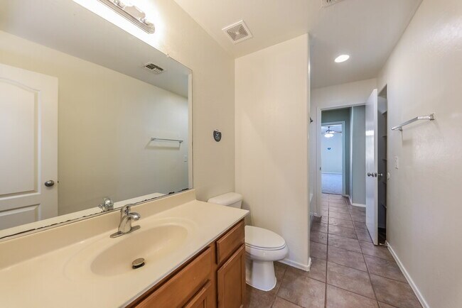 Building Photo - 11402 W Davis Ln